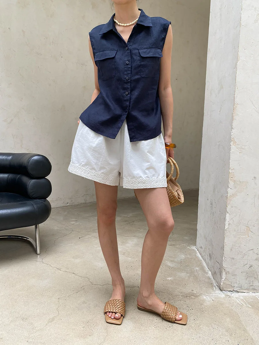 Sommerliche Damen-Weste in einfarbigem Design mit Revers und doppelten Taschen, ärmellos. – Detail 8