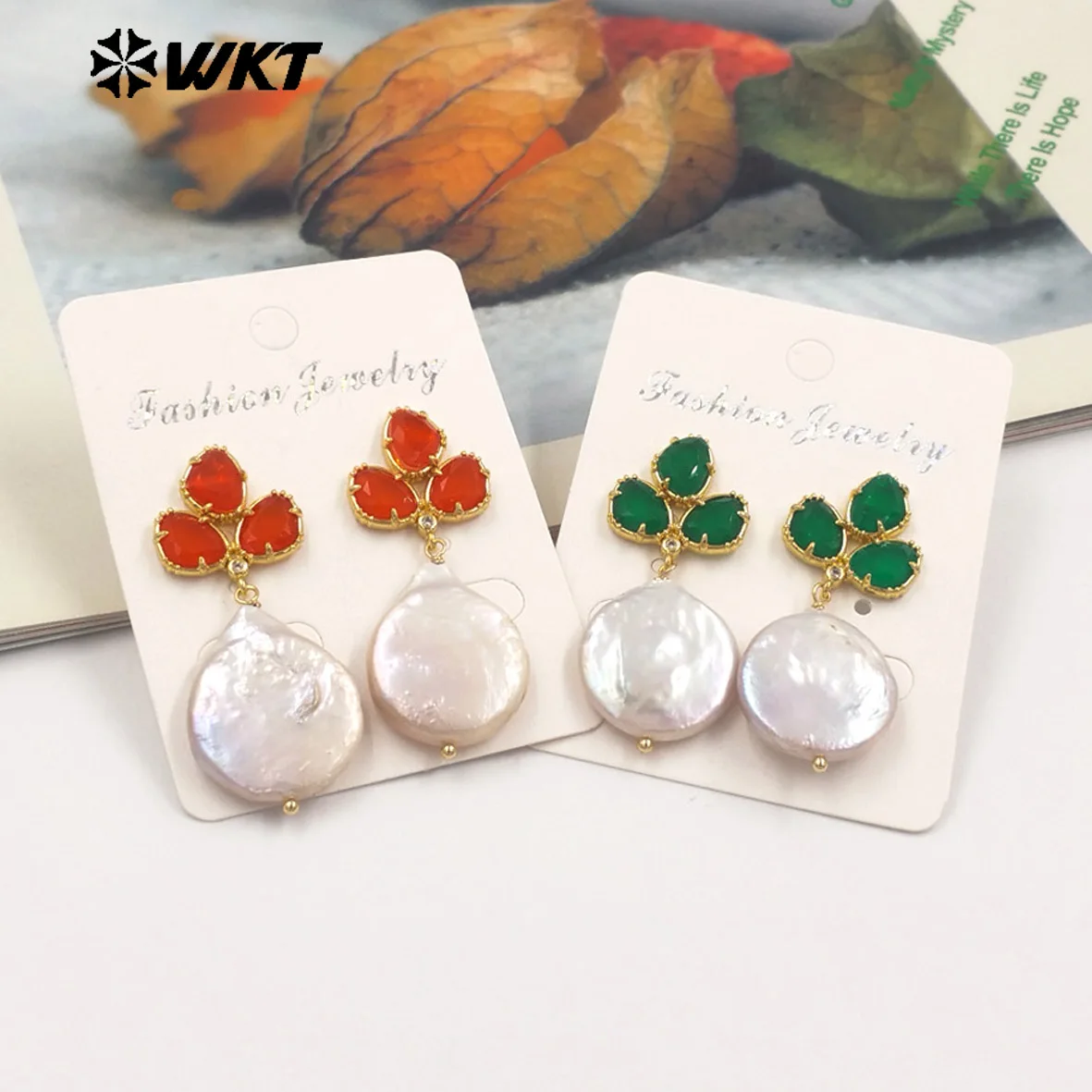 

WT-MPE136 Wholesale Fashion Gold Plated Precious Natural Round Coin Real Pearl Earring Studs With Fashion Saphire