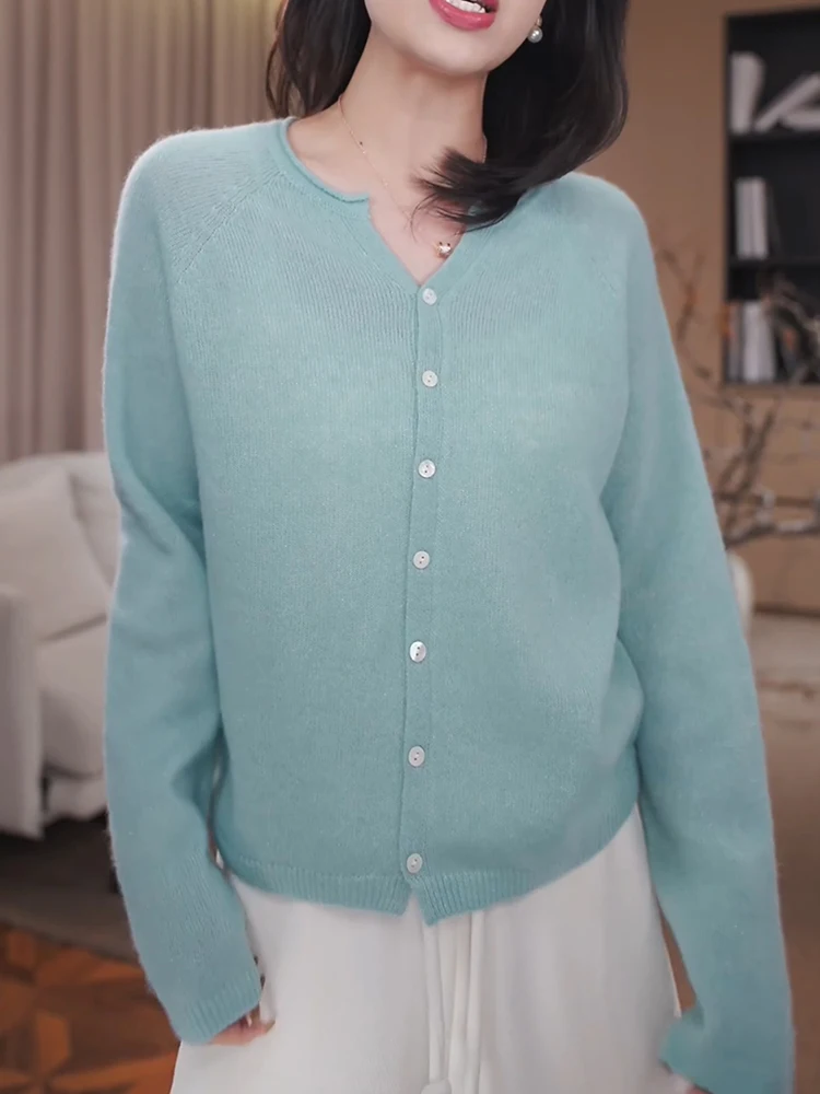 

Корейский стильный прозрачный синий трикотажный топ с V-образным вырезом, осенняя новинка, большие размеры, универсальный, омолаживающий, женская мода