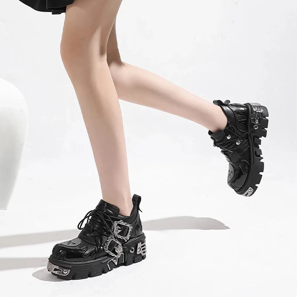 2024 Mężczyźni i kobiety Vintage Couple Shoes New Dark Punk Leather Retro Boots Metal Niche Design Unisex Single Platform Shoes