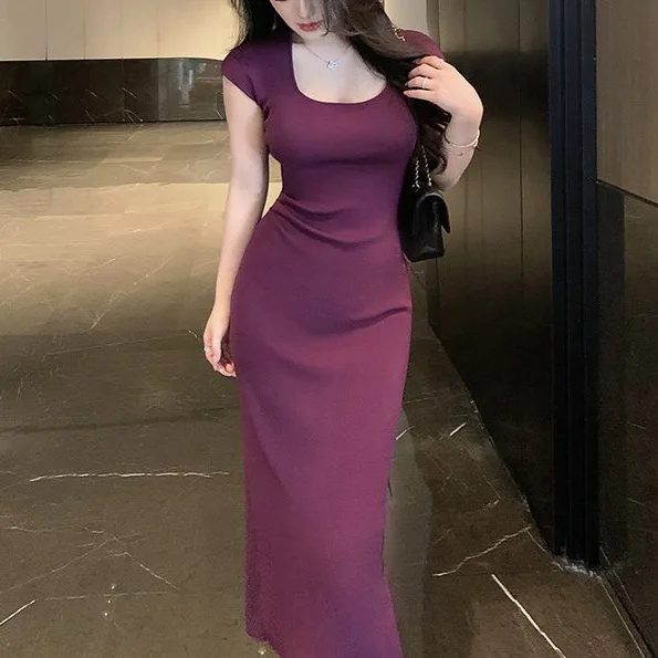 

7769 Элегантное длинное платье из ледяного шелка в зрелом стиле с квадратным вырезом и открытыми плечами, с застежкой на талии, со складками и разрезом на животе