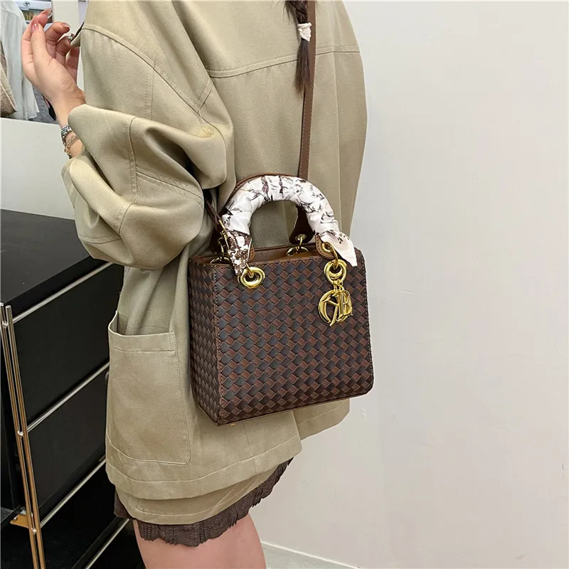 

Parisian style decorative women's crossbody bag, trendy texture, women's shoulder bag, fashionable casual handbag
