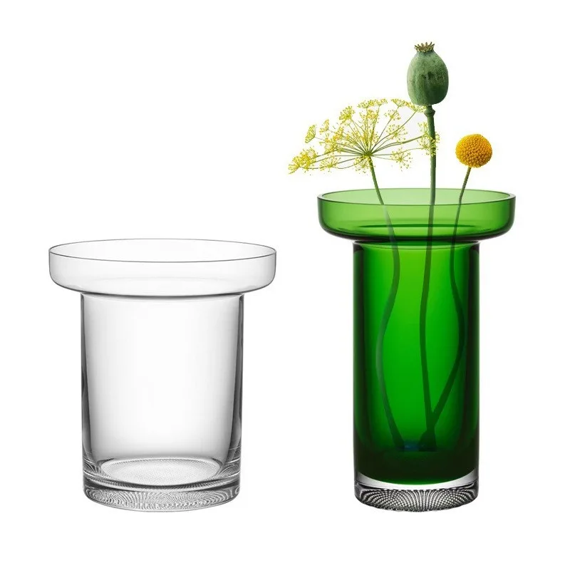 Transparente Vase im europäischen Stil für einfache Blumenarrangements im Wohnzimmer