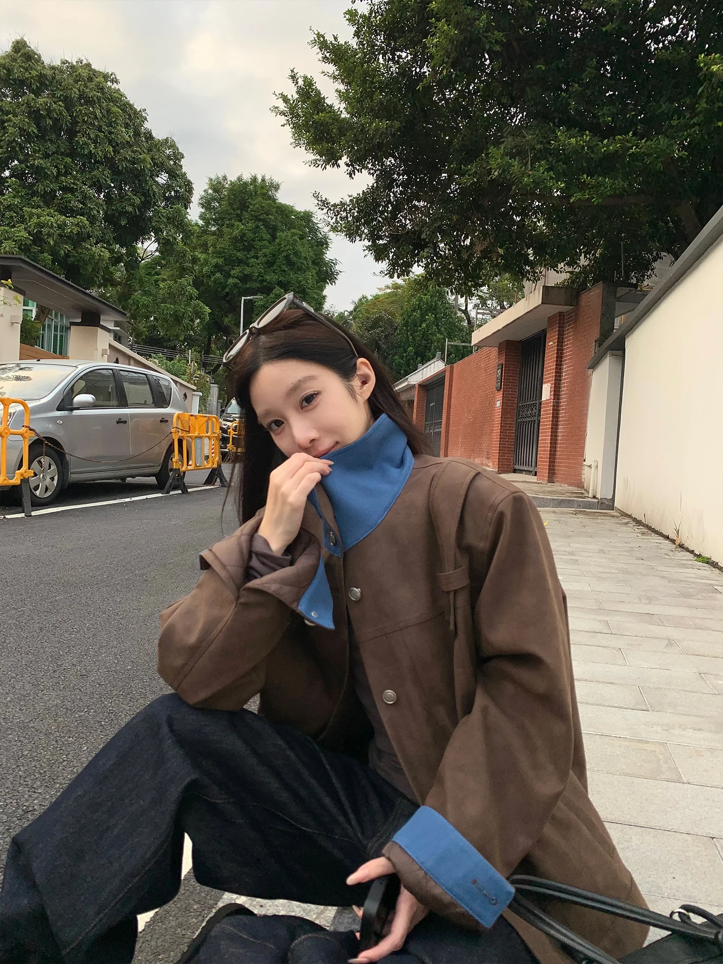 Fheer 新しいノーブルスエードスタンドカラージャケット レディース 冬用 ルーズで暖かいブラウンレザーコート ポリエステル繊維 長袖 ショートスタイル