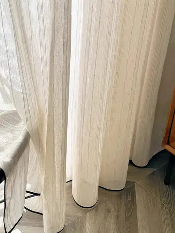검은색 가장자리 리넨 줄무늬 크림색 복고풍 일본 통나무 디럭스 발코니 거실이 있는 프랑스 고대 스타일 커튼