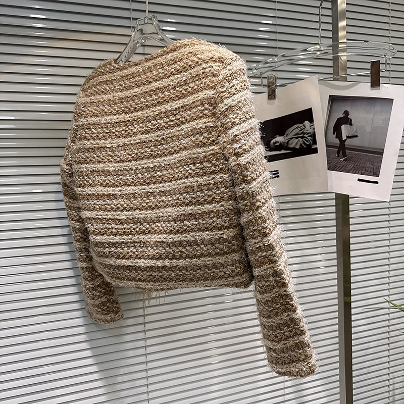 เสื้อโค้ทผู้หญิงสไตล์ฝรั่งเศส  คอลเลคชั่นฤดูใบไม้ร่วง-ฤดูหนาว  ผ้าทวีดแต่งขอบขนนก  บุขนเป็ด  ดีไซน์ทันสมัย  คอทรงกลม  หรูหรา  แบบสั้น