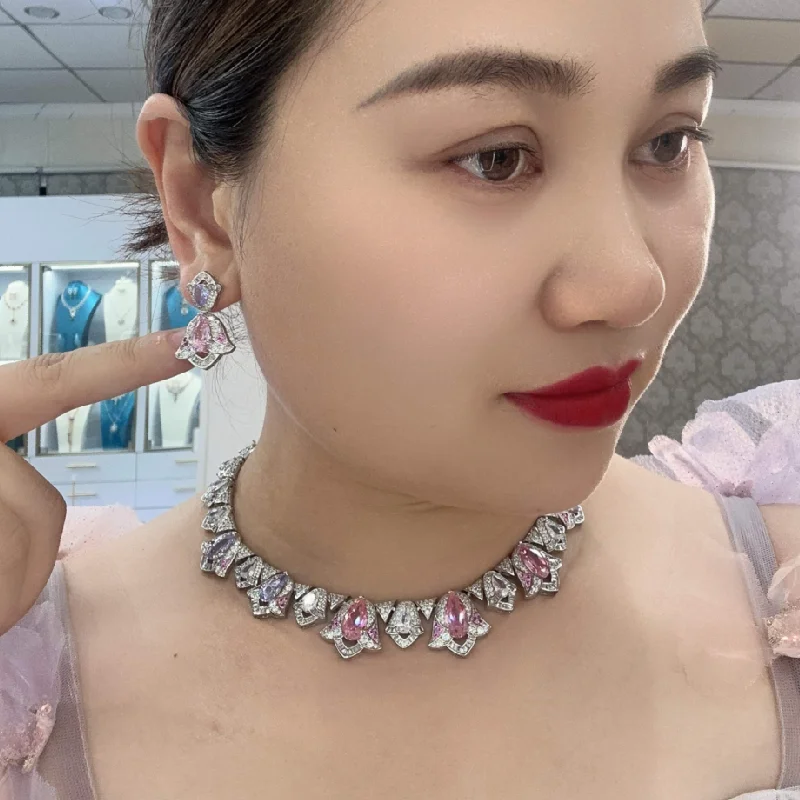 

Дизайнерская коллекция, стильные серьги, ожерелье, женские женские инкрустации, розовые, фиолетовые, в форме капли, кубический циркон, кисточки, вечерние комплекты ювелирных изделий