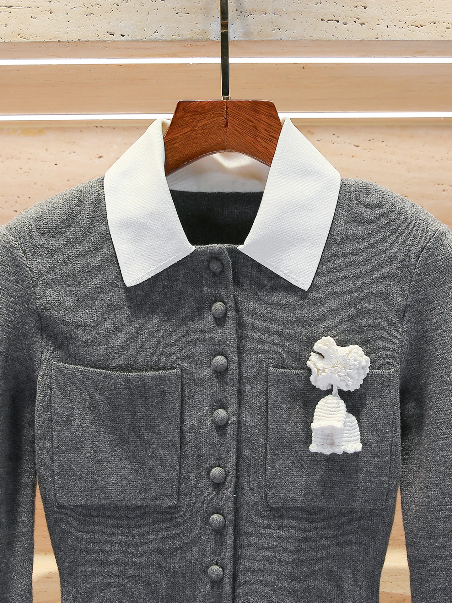 Dr tricoté taille haute avec décoration florale 3D, tissu confortable de poids moyen pour le printemps et l'automne