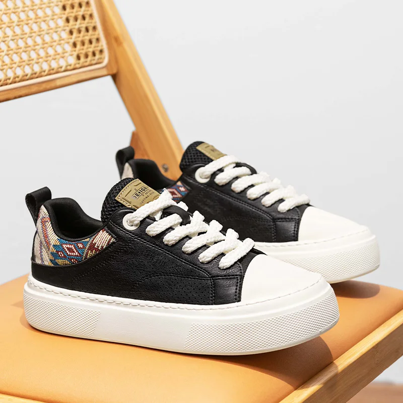 Nuevas zapatillas blancas de otoño 2025 para hombre y zapatos casuales gruesos de caña alta: livianos, que aumentan la altura y cómodos