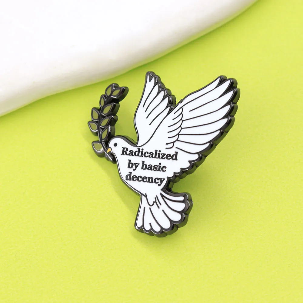 Radikalisiert durch grundlegende Anstandskuren Emaille-Pin Friedenstaube Olivenzweig Brosche Soziale Gerechtigkeit Aktivist-Abzeichen Progressiv Politische Satire – Detail 9