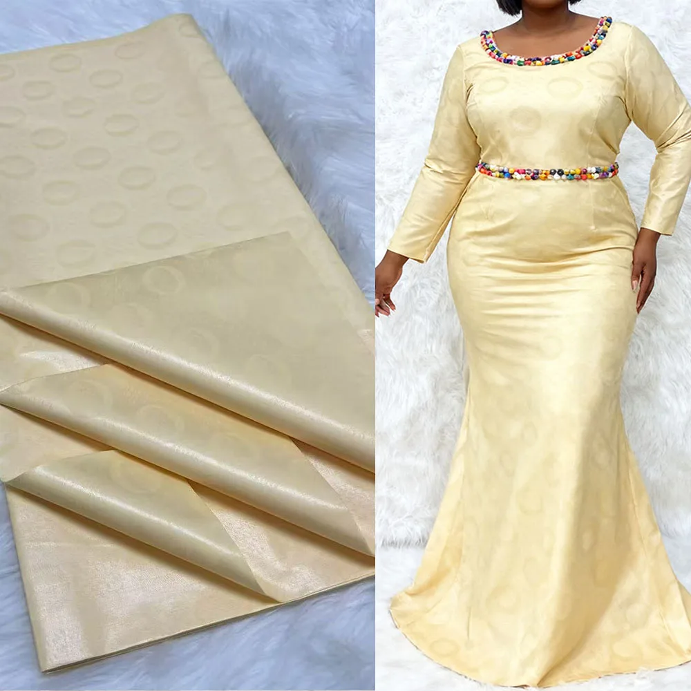 

5-ярдовое кружево Bazin Riche С духами. Ткань одежды подходит для изготовления халатов и официального наряда.