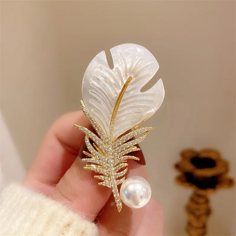 

2PC pearl feather high-end brooch women's high-end sense high-end blazer corsage accessories fixed clothes pin gift