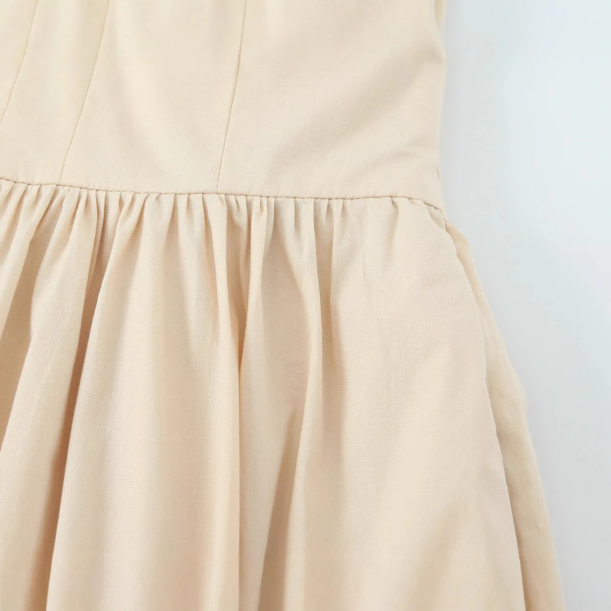 女性ミディドレスセクシーなチューブスタイル V ネックバックレスミッドウエストサイドジッププリーツ A ラインサスペンダードレス夏の新しいシックなドレス