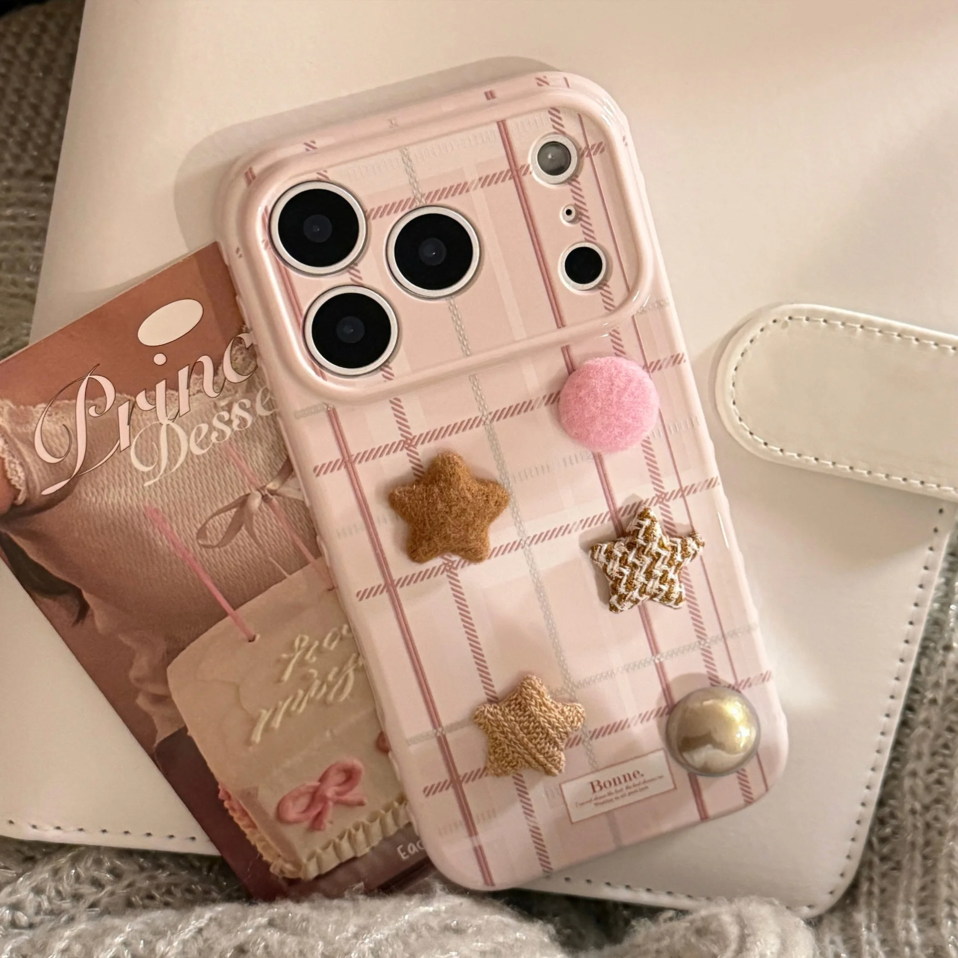 Funda de teléfono con diseño de rejilla rosa coreano, funda protectora suave a prueba de golpes con estrellas peludas 3D para iPhone 17 16 15 14 13 12 Pro Max
