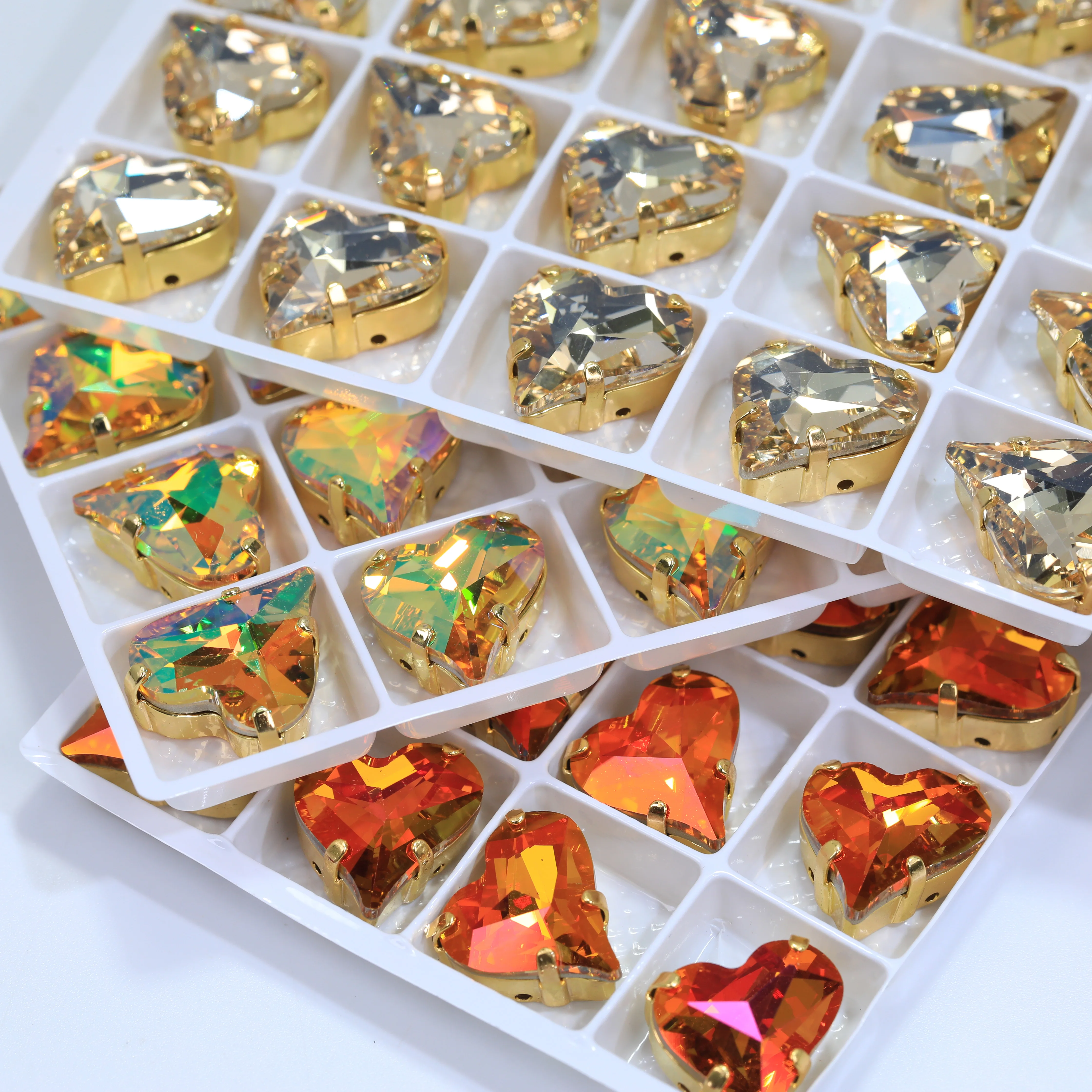 Herzförmige aufnähbare Krallenkristall-Strasssteine mit silberner und goldener Basis aus K9-Strass für Brautschuhe, Hochzeitsschuhe, Latein-Tanzkleider, DIY, Großhandel – Detail 4