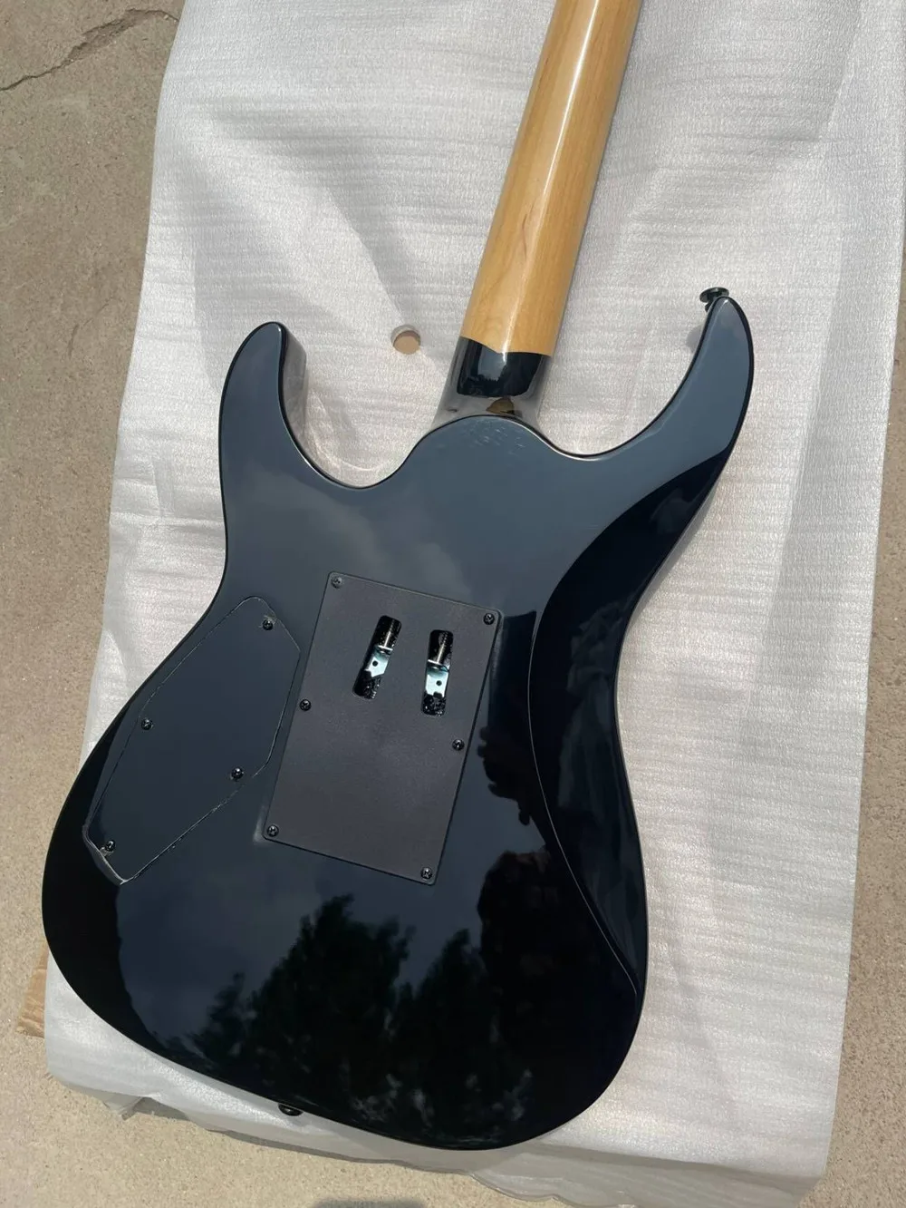 Natural wood 6 Strings Electric Guitar with Black Hardware,Rosewood Fretboard,Provide customized service view 2
