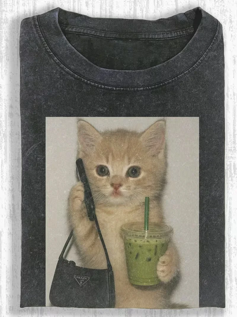 Niedliches T-Shirt mit Bubble-Tea-Katzen-Grafik für den Alltag, Retro-Washed-Crew-Neck, lässiges Kurzarm-Oberteil im Street-Style – Detail 5