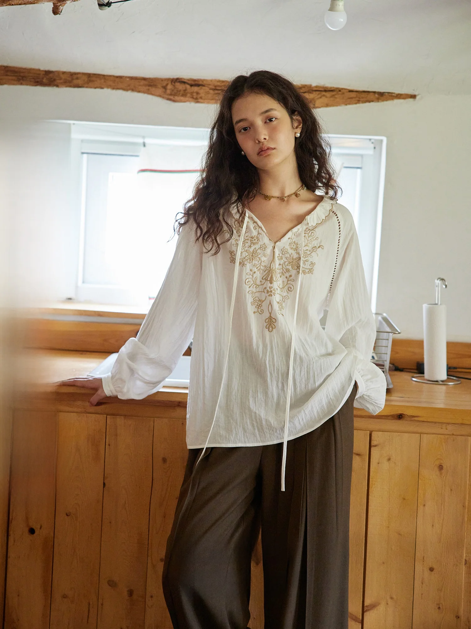 

Retro Sle Embroidered White irt with Bowtie V-ne Crescent Lace Trim Loose Fit Long Sve Girls Faion Autumn 2025