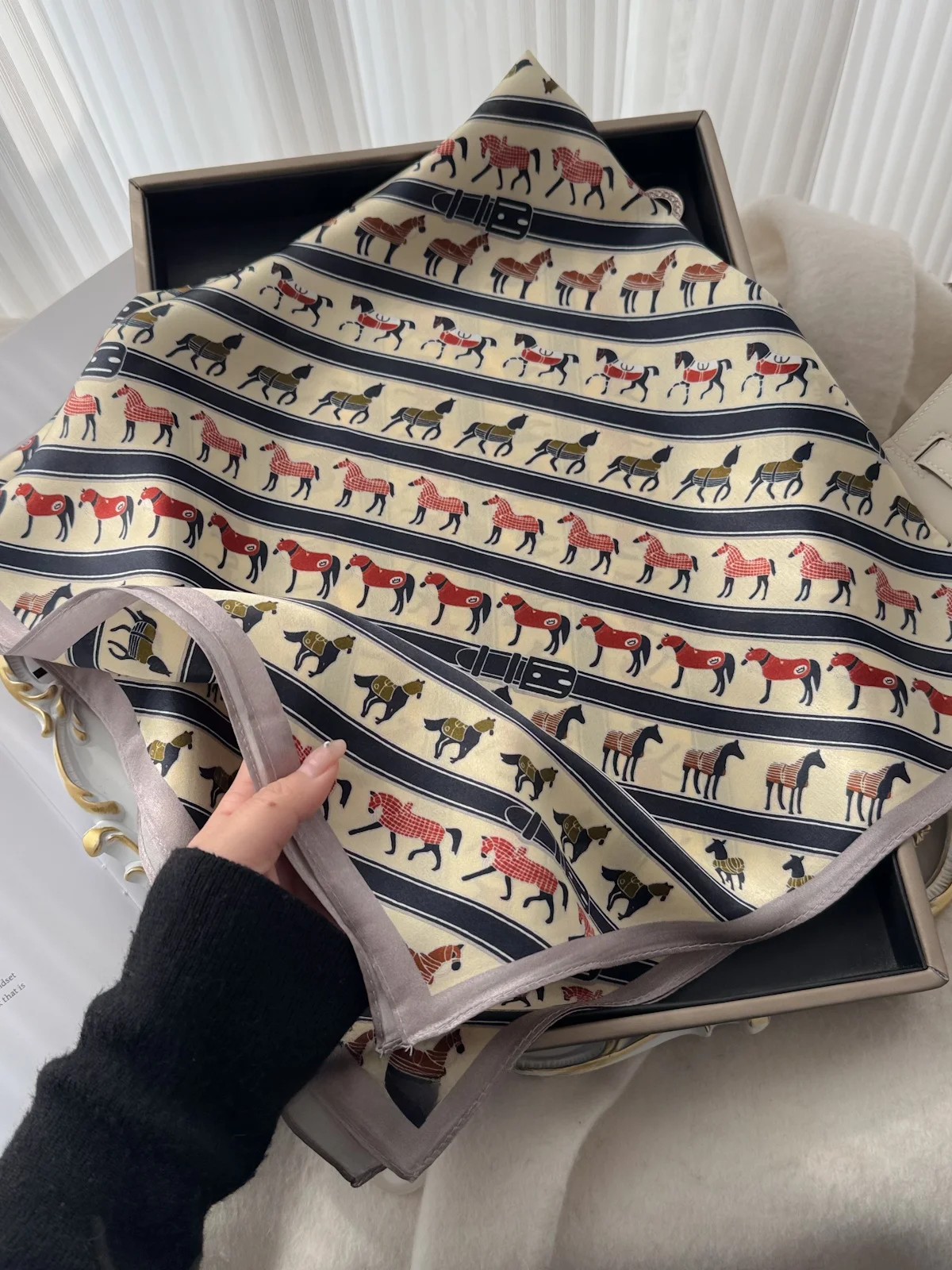 カラフルな馬柄シルクスカーフ-65-センチメートルシルクサテン女性用スカーフヴィンテージ競馬プリント高級スカーフファッショナブルなアクセサリー