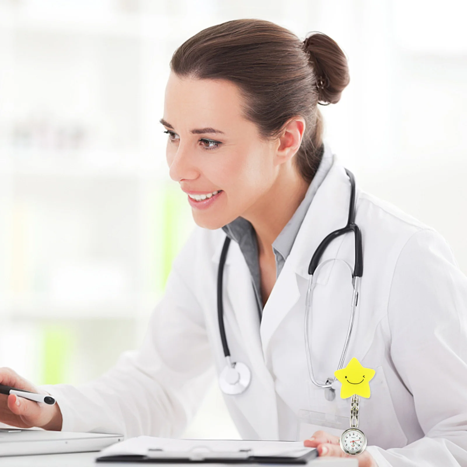 ساعة ممرضة مضيئة كوارتز تعمل بالطاقة مشبك جيب لعمال الرعاية الصحية موثوقة ودقيقة لحفظ الوقت اختيار هدية مثالية