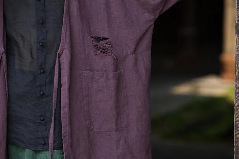 ダメージ加工ラミーダスター：タイフロントのオープンコートで、エフォートレスにクールで自由な雰囲気を演出します。