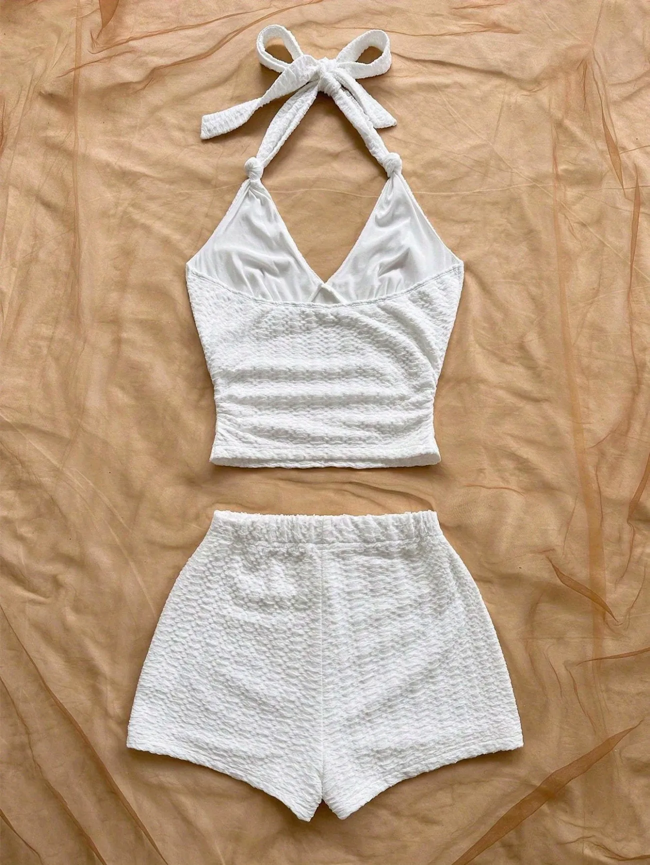Sommerliches weißes Neckholder-Top und Shorts-Set, lässiges Strandoutfit – Detail 3
