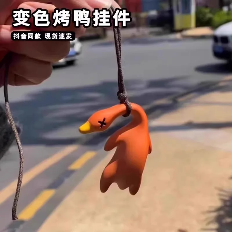 

Подвеска «Перезная утка», меняющая цвет, когда обнаженная в свет. Это изысканный, креативный и интересный брелок.