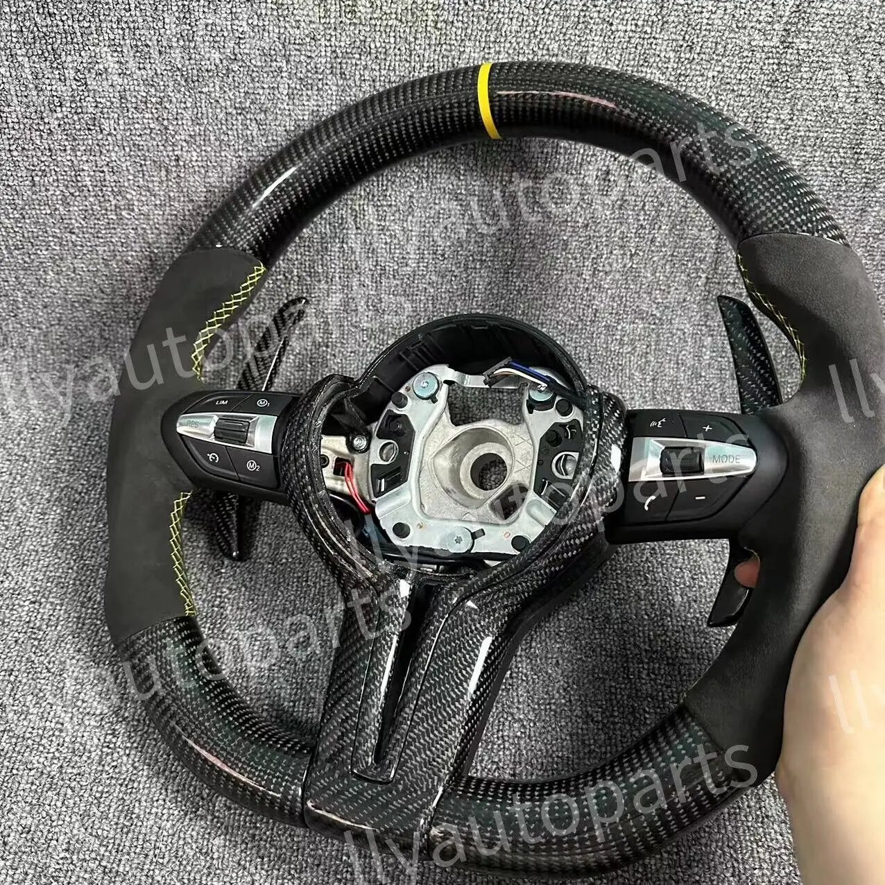 Lenkrad aus Carbonfaser und Wildleder für BMW F06 F12 F13 F30 F80 M3 F82 M4 M2 – Detail 3