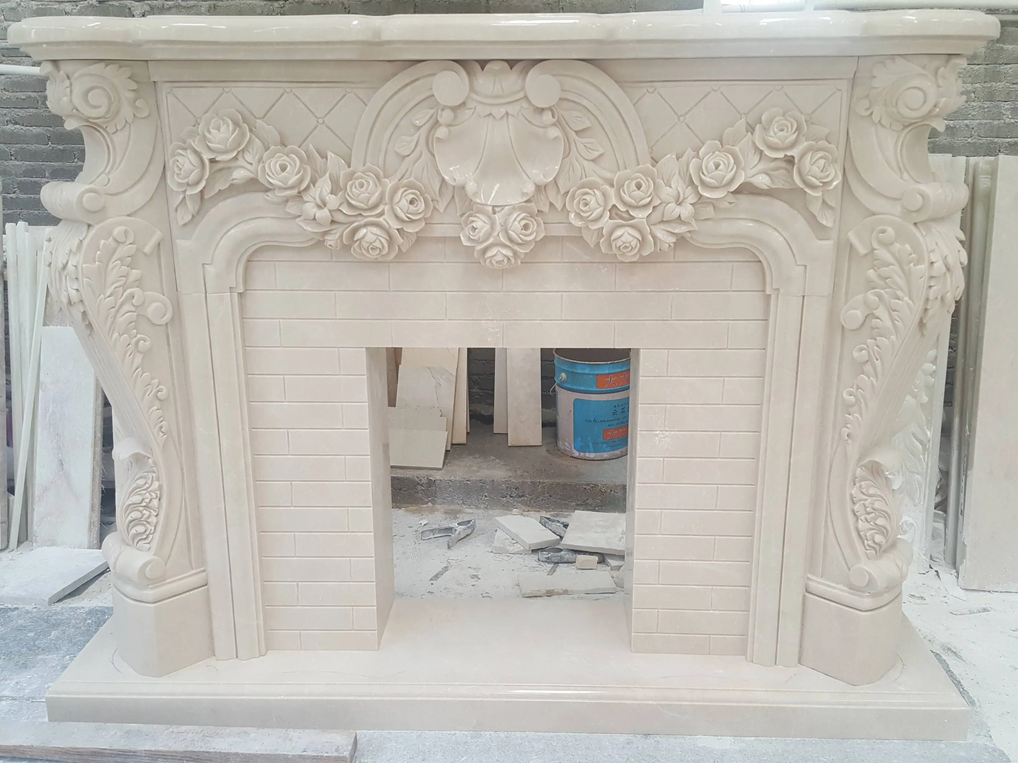 Bequemer Wohnraum mit einem gemütlichen Kamin