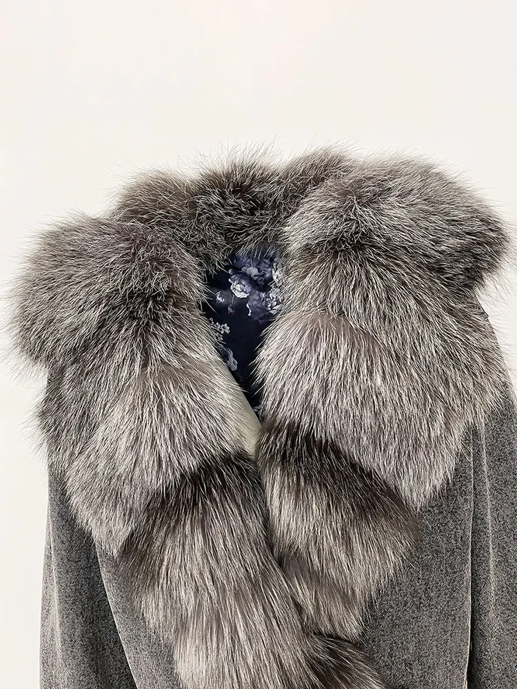 سترة نسائية من فراء الثعلب الطبيعي لعام 2025 سترة شتوية جديدة للسيدات قصيرة دافئة من الفرو الحقيقي ملابس خروج عصرية فاخرة