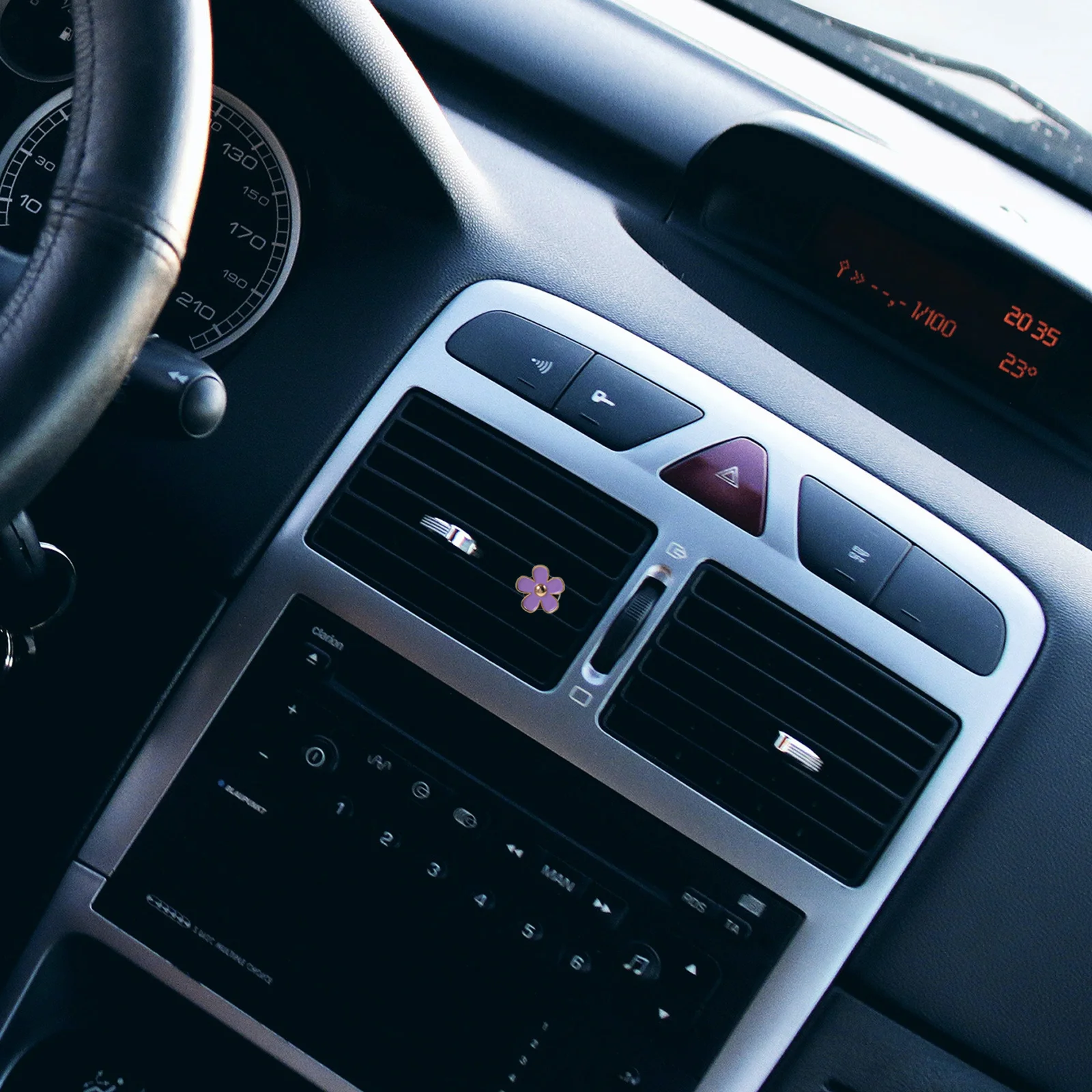 

4pcs Mini Daisy Car Perfume Metal Aroma Clip Durable Vent Decor Creative Auto Diffuser Outlet Freshener Cute Car Air Freshener