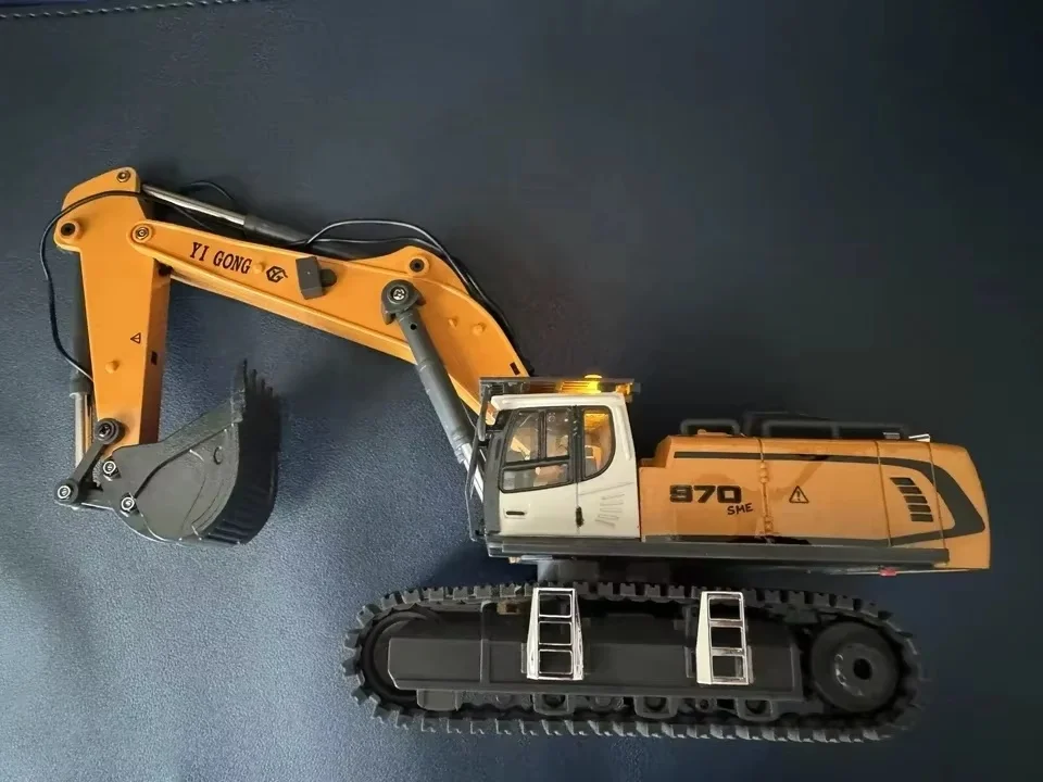 รถขุดขนาดเล็ก 1/50 970 รถขุดไฟฟ้าจำลองพร้อมระบบไฟ รุ่นตั้งโต๊ะ ควบคุมด้วยรีโมท ของเล่นรถขุด