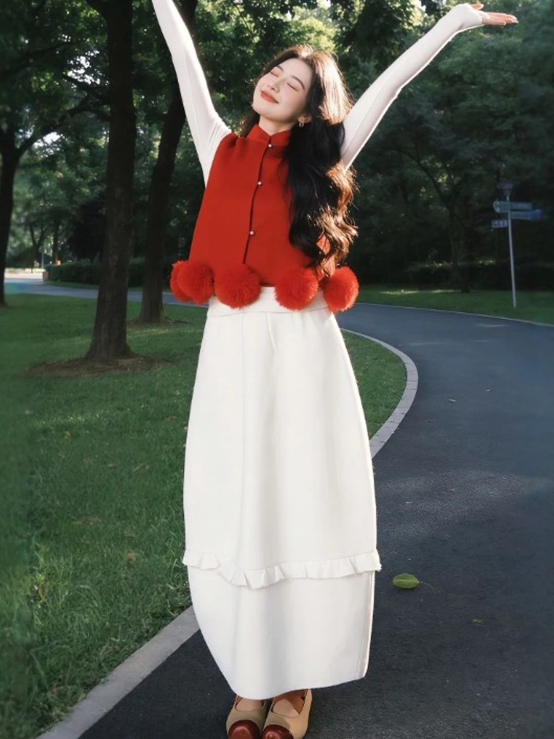 

Уникальный комплект из трех предметов: топ, базовая футболка и юбка. Модная и удобная женская одежда для повседневных случаев. Весна 2026.