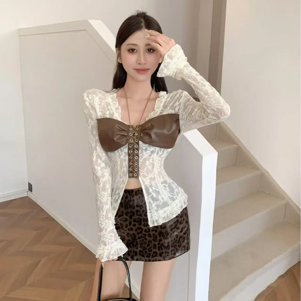 French Pure Desire Style Spicy Girl Design Sense V-neck Splicing Sexy Lace Sweet Small Trumpet Sleeve Top for Women's Fashion