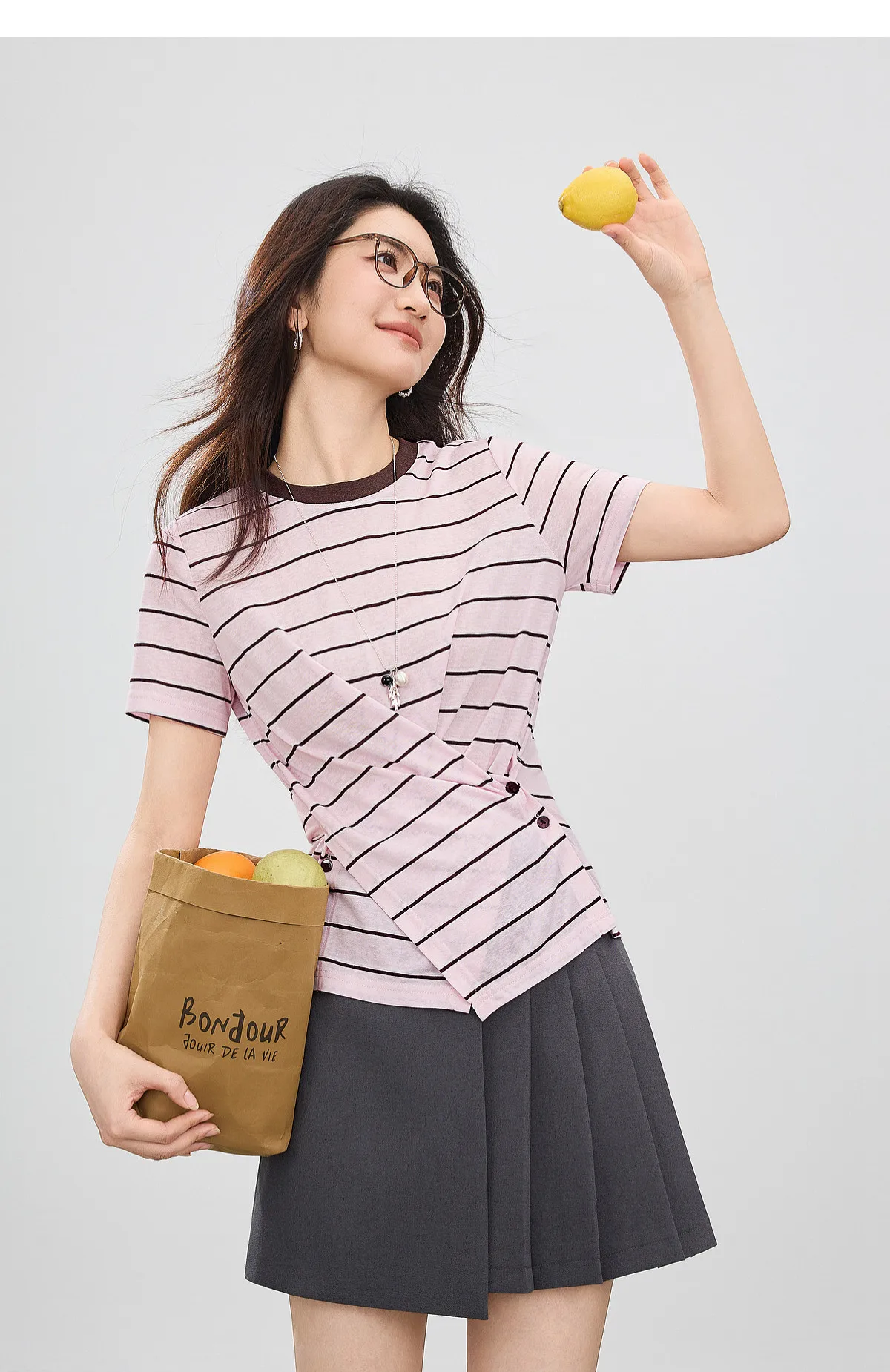 SENTUBILA Damen-Strickoberteil mit Rundhalsausschnitt und Kontraststreifen, Sommermode 2026, kurzärmeliges T-Shirt mit Twist-Front-Schlitz und Knöpfen Q62TC7208 – Detail 28