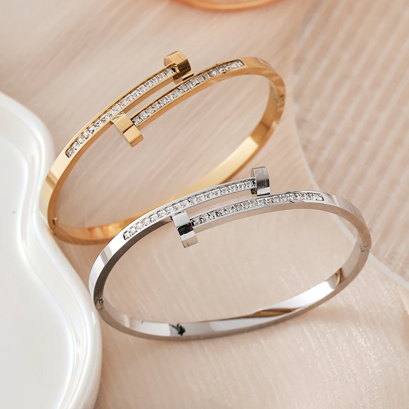 Image of Modisches sechseckiges Nagelkopf-Armband für Damen mit quadratischem Strass-Edelstahl für Freizeitkleidung
