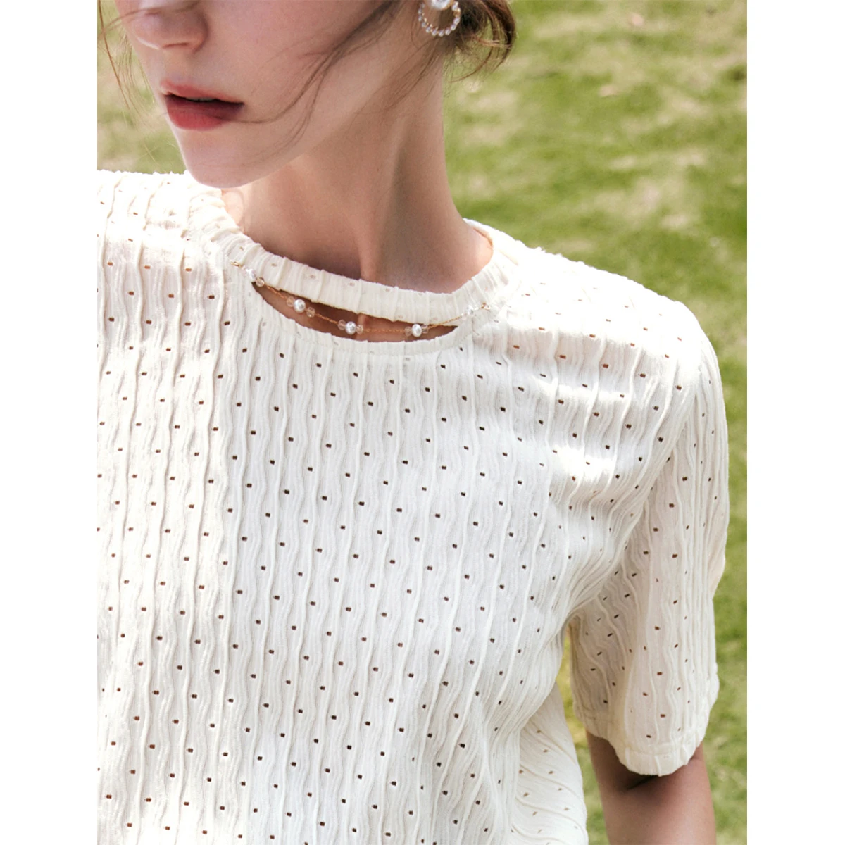 OLrain Hollow-out Solid Color T-shirt 2025 Summer Pearl Chain Comfort Knitted Short Sleeve Female Pullover Top O24XT90532