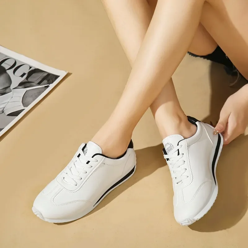 2025 秋の新スタイルカジュアルでファッショナブルな女性のローカット高見えシンプルで快適な女性のレースアップスニーカー