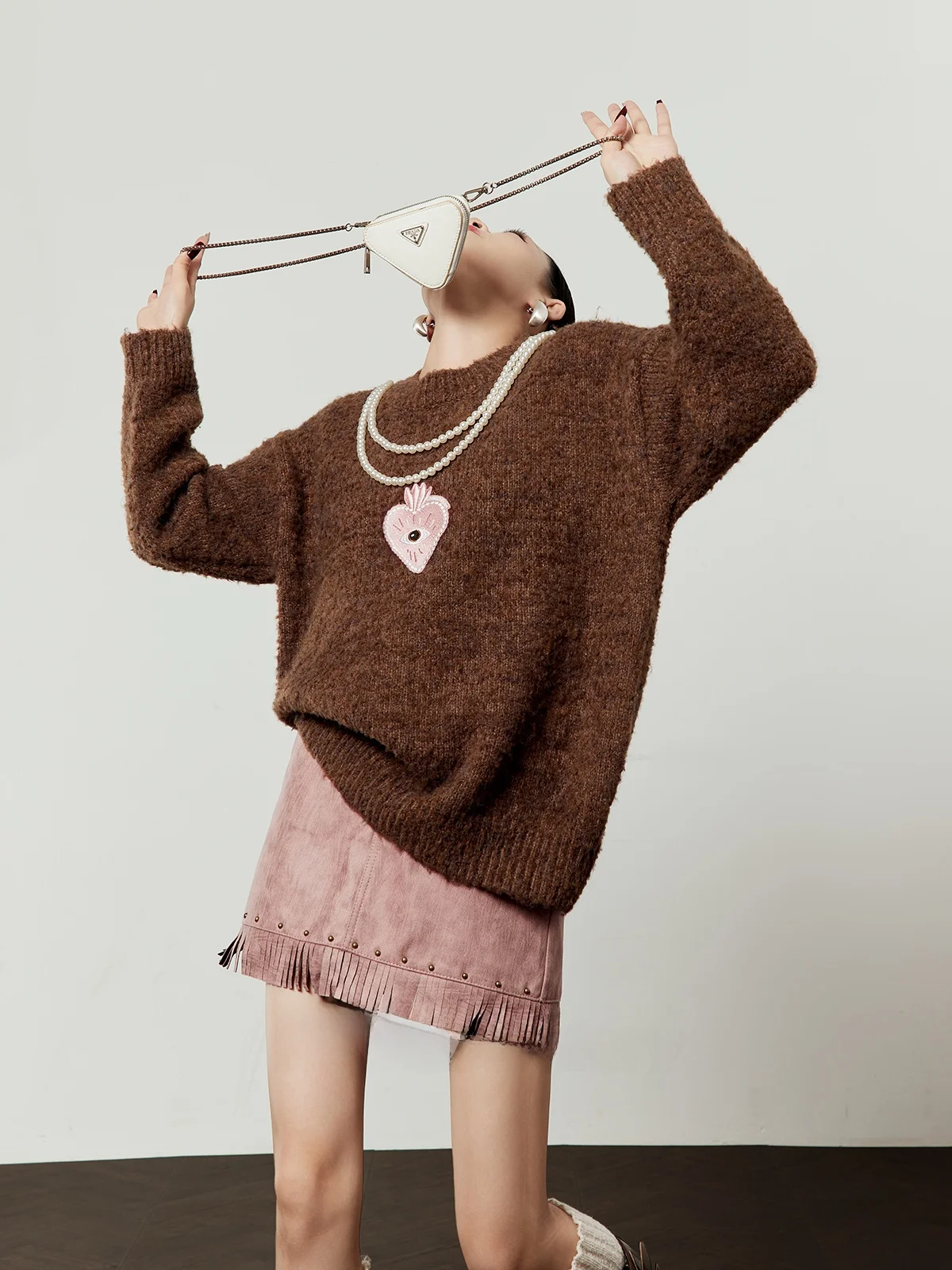 

Cé Brown Loose Women's Knitwear Spring 2026 Casual Sle Embroidered Heart Patch Top Comfortable Breathable Long Sve