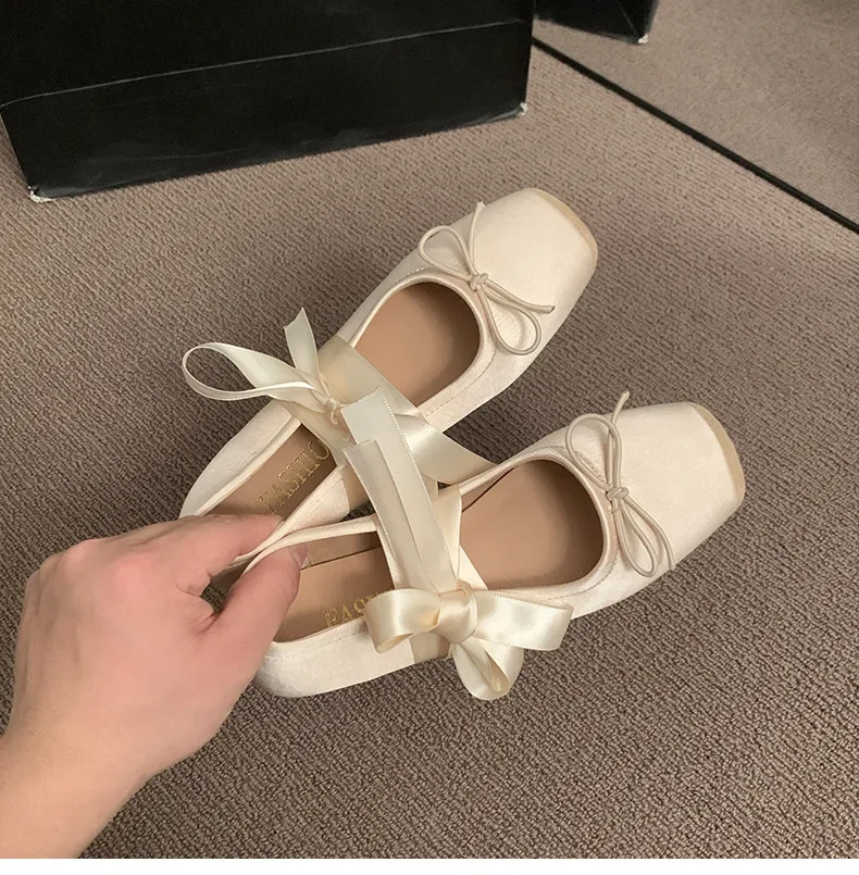 Designer-Kreuzriemen-Damenschuhe im Mary-Jane-Stil, modische Schuhe mit eckiger Zehenpartie und Schleifenverzierung, bequeme Damen-Ballerinas. – Detail 17