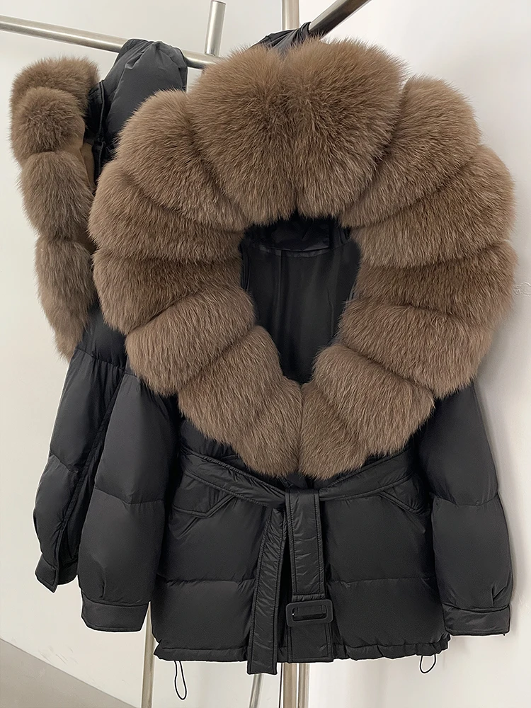 جديد 2025 سترات نسائية فضفاضة دافئة بقلنسوة مع حزام سميك دافئ متوسط الطول معطف منتفخ بياقة من فرو الثعلب الحقيقي معطف أبيض مبطن للأسفل