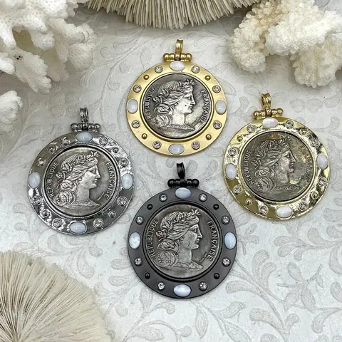 2025 women Queen Elizabeth II Coin Pendant Replica Royal Coin Vintage Coin Reproduction Le Monde Bezel necklace charm