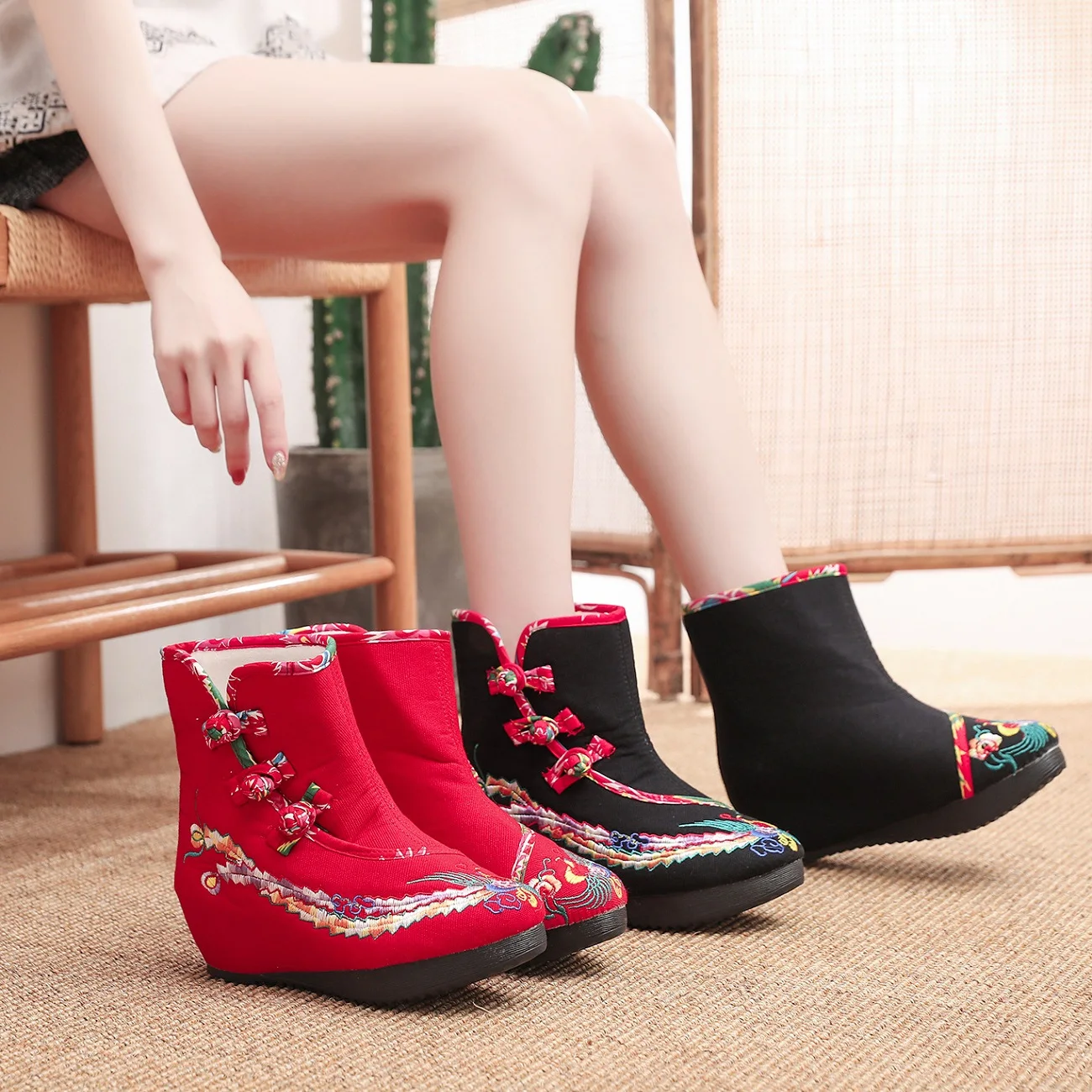 Embroidered Fancy Dress Cloth Shoes Short Boots Lady Traditional Fabric Cotton Velvet Shoes Woman Sexi Inner heightening Boot