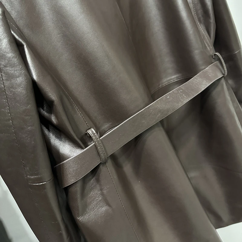 Giacca in vera pelle bordeaux da donna in pelle di pecora conciata al vegetale con scollo a V cintura chiusura in vita cappotto da abito di media lunghezza slim fit Chaqueta