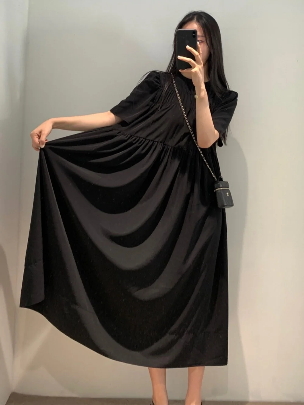 エレガントな黒のロングドレス シックで優しいスタイル ラウンドネック ハイウエスト 細見え バブルスリーブ レディースファッション 通勤風 レギュラーフィット