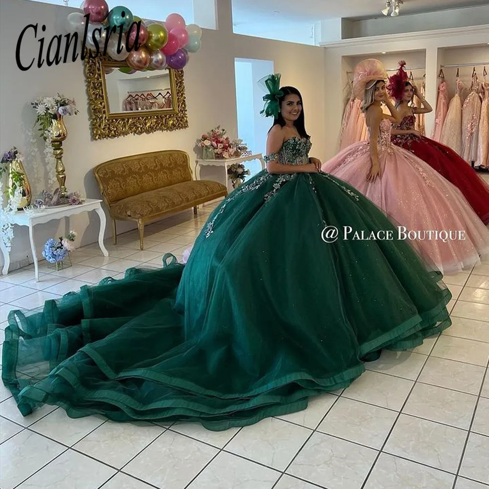 Esmeralda ilusão verde apliques florais rendas quinceanera vestido de baile fora do ombro longo trem corset vestido de 15 anos