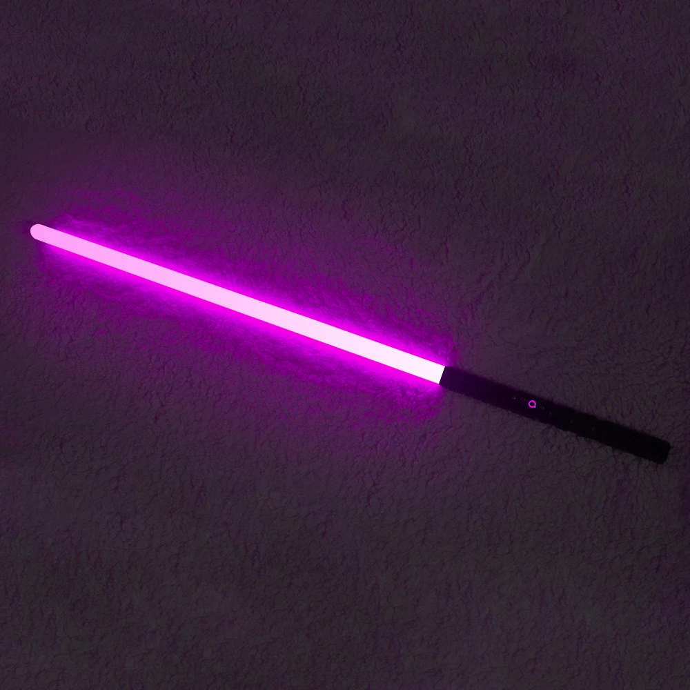 

Светодиодный световой меч, серия Force FX Heavy Dueling, фиолетовый клинок, черная металлическая рукоять, перезаряжаемый, со звуковыми эффектами FOC