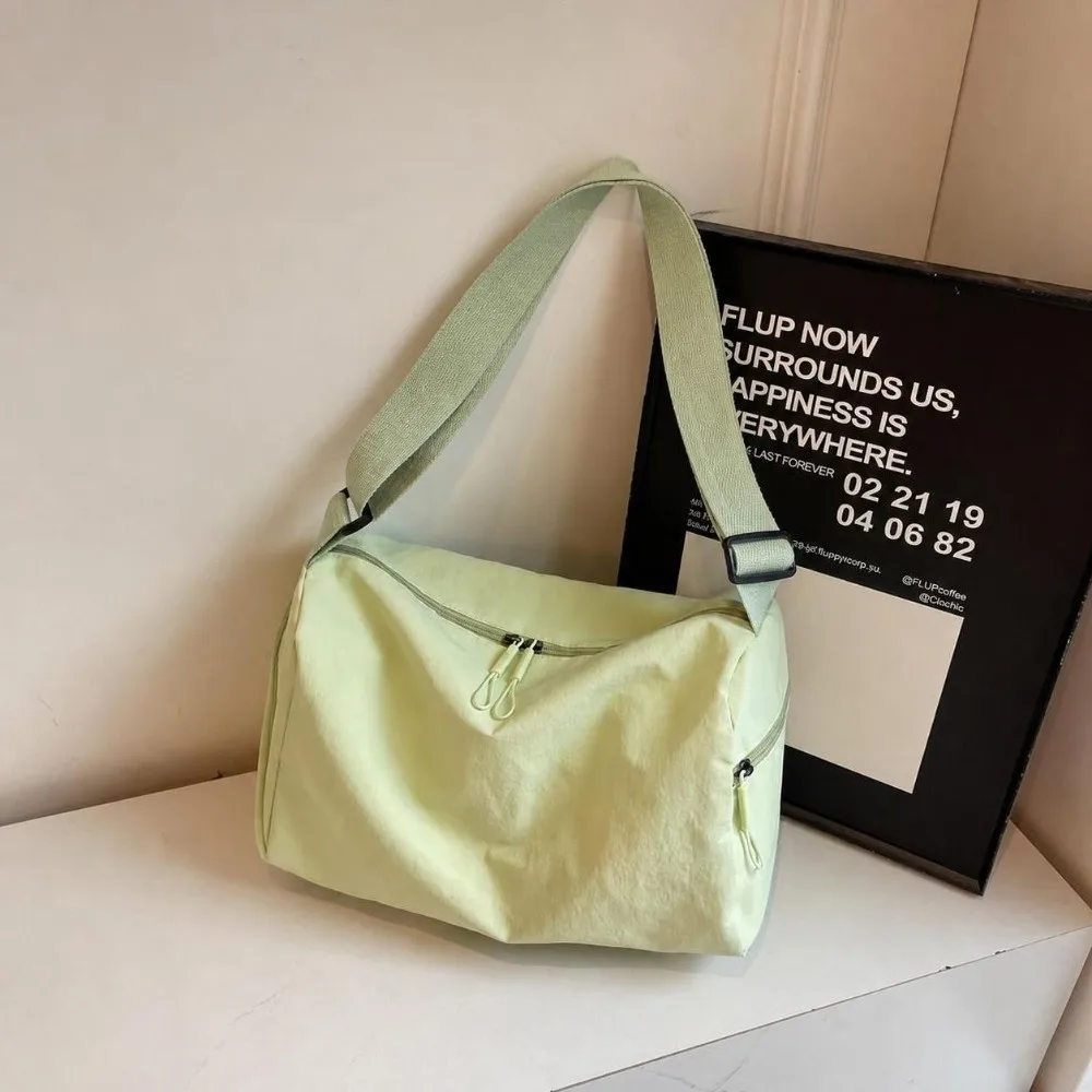 Trendy Lightweight Gym Duffle Bag Spacious Waterproof Sports Shoulder Bag Zippered Portable Travel Crossbody Bag Fitness