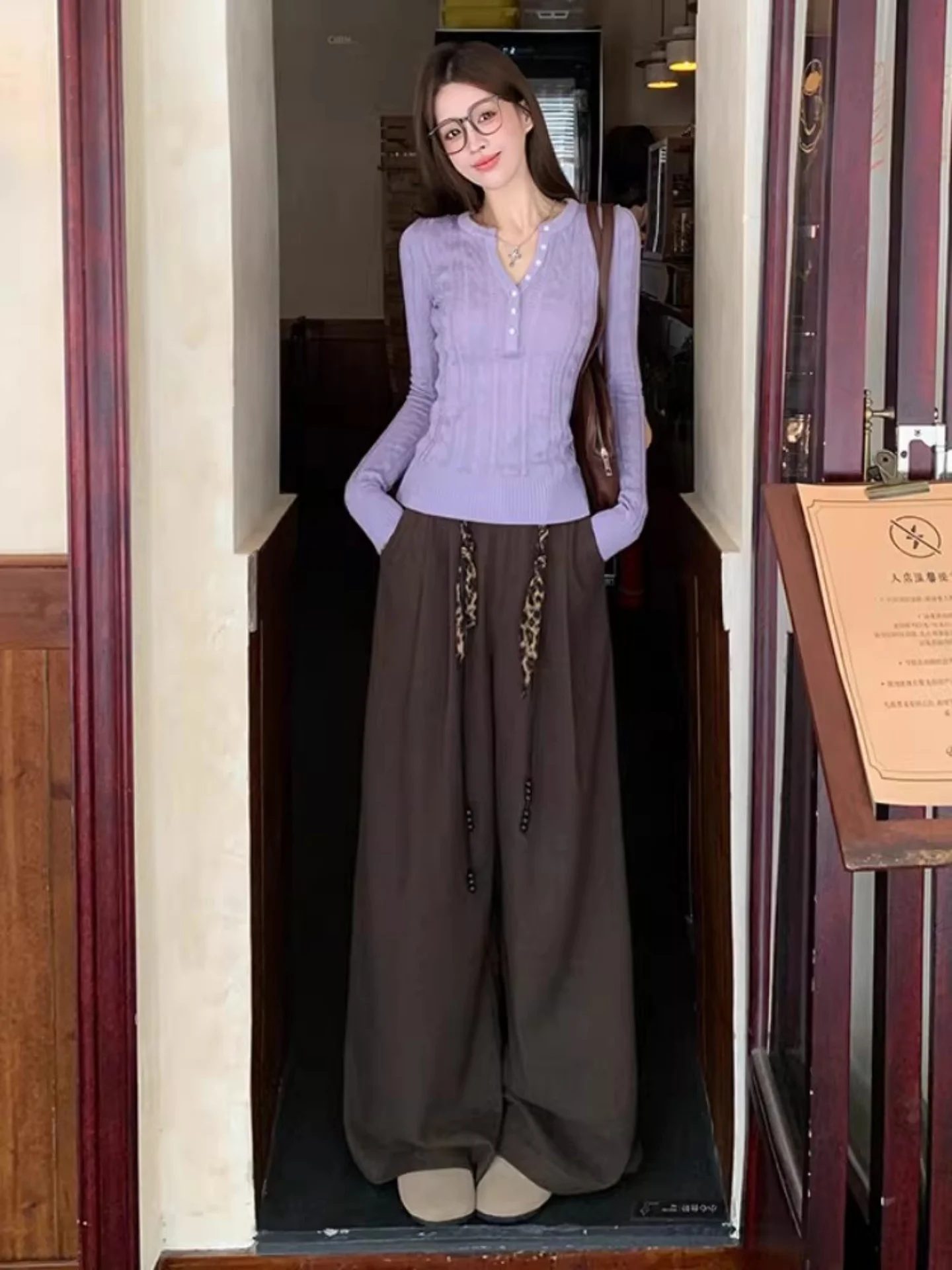 

Весенний модный комплект 2026 года: фиолетовый вязаный свитер с длинными рукавами больших размеров и брюки с высокой талией и широкими штанинами (комплект из двух предметов)