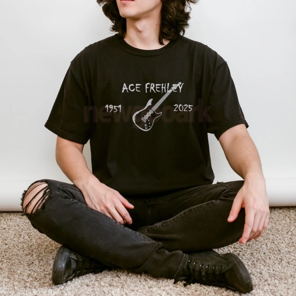 الأسطوري الآس فريلي روك عازف الجيتار تحية تي شيرت مطبوع RIP 1951 ‐ 2025 الموسيقى التذكارية قميص امرأة رجل القطن قصير الأكمام